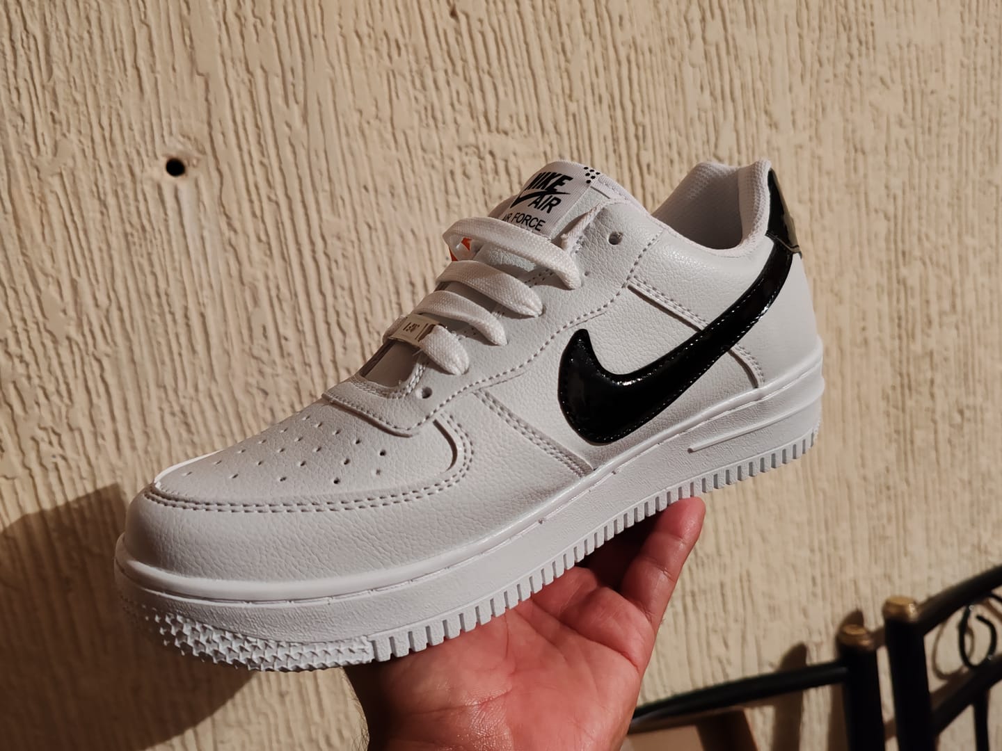 Customer photo review of Tenis 270 Blanco Charol Negro