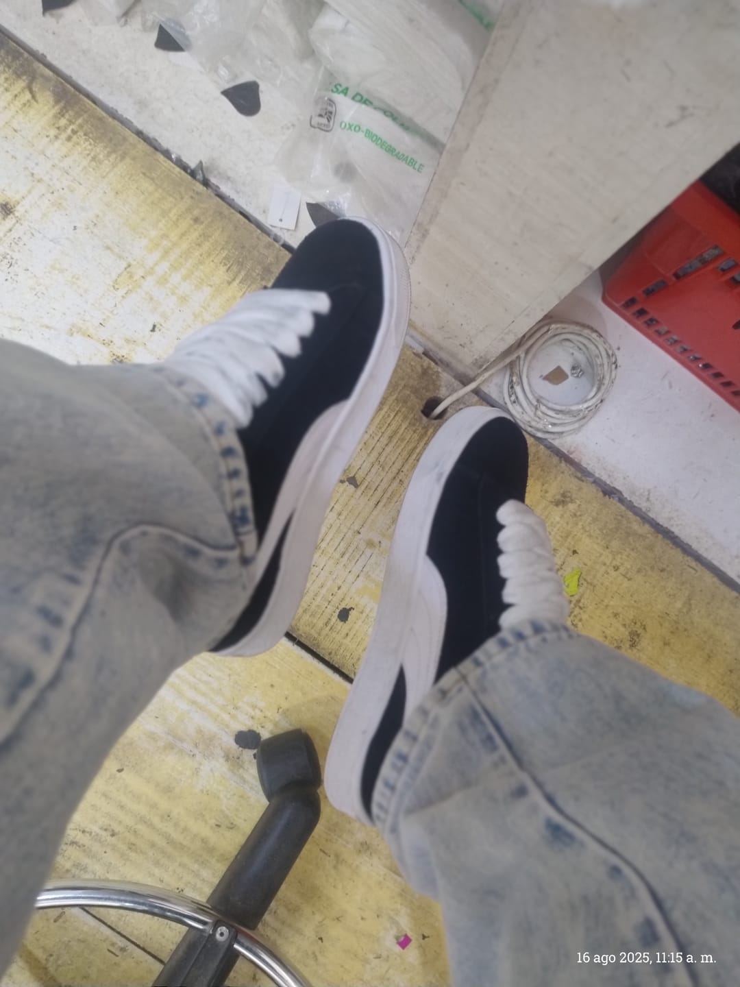 Customer photo review of Tenis Suede XL Negro Blanco 1.1 Premium