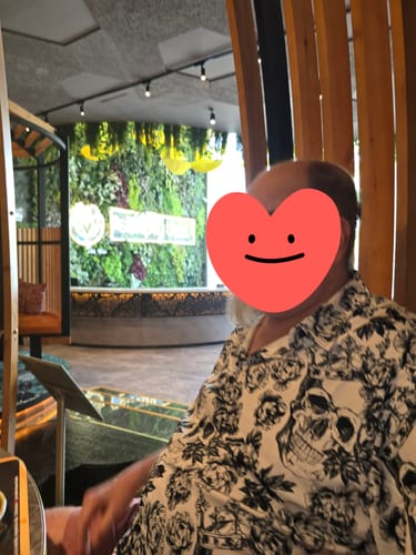 Customer photo review of Chemise noire à manches courtes pour hommes, imprimé tête de mort florale, couronne Punk Rock