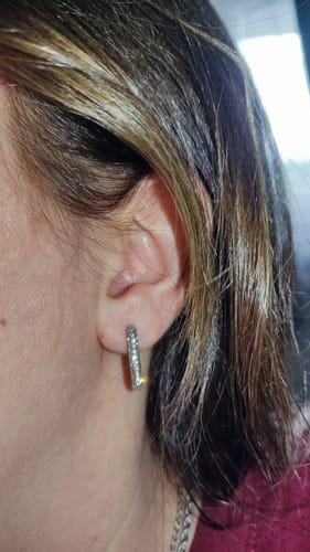 Customer photo review of Bold Pave Square Edelstahl Huggie Ohrringe 14K Vergoldet