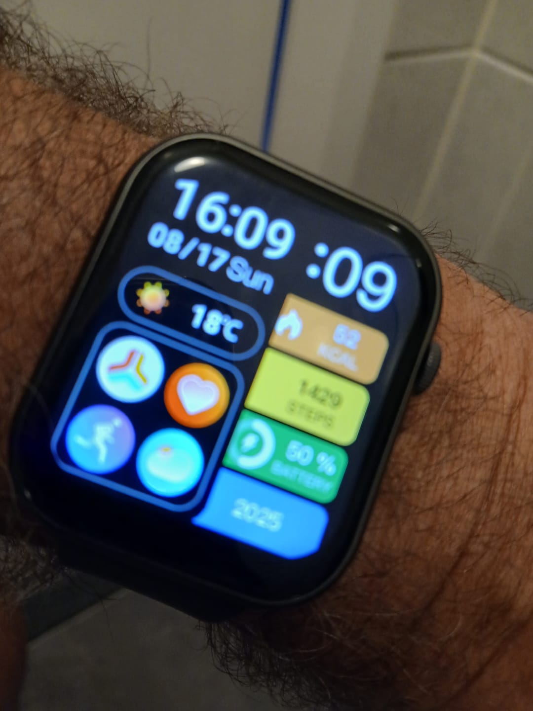 Customer photo review of Smartwatch met talrijke gezondheidsfeatures / IP67 waterdichtheid / 35 dagen batterijduur / 100 Sportmodi