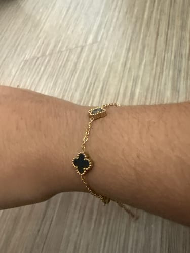 Customer photo review of Bracelet trèfle à quatre feuilles avec gravure