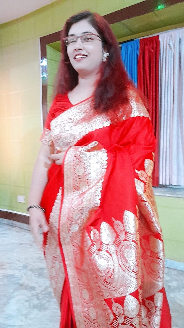 Customer photo review of Red Royal Plain Katan Silk Banarasi Saree