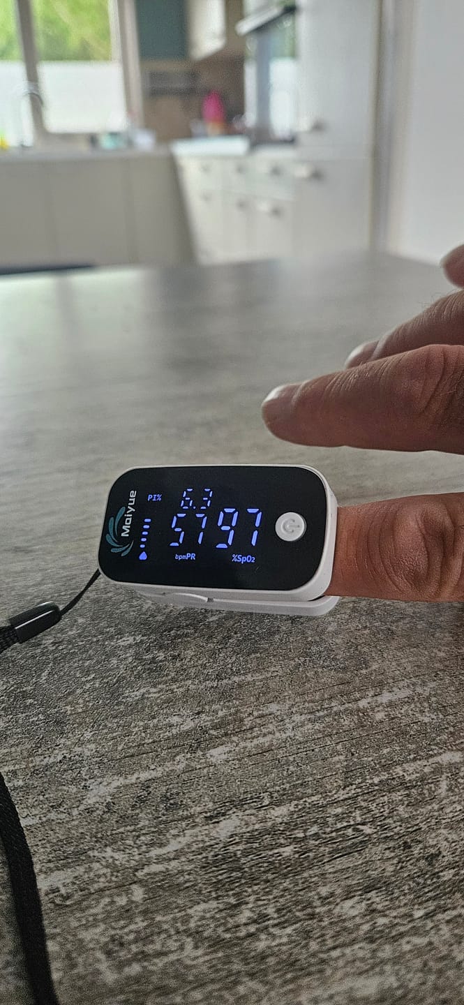 Customer photo review of Saturatiemeter / bloedzuurstofmonitor / saturatiemeter voor vingers / met OLED-display / professioneel en zeer nauwkeurig / ideaal voor gezinnen, ouderen en ziekenhuizen