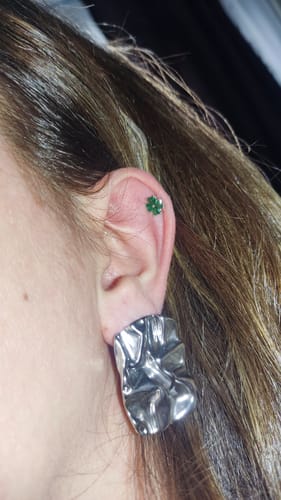 Customer photo review of Emerald Hearts Ohr Piercing 18K Vergoldet