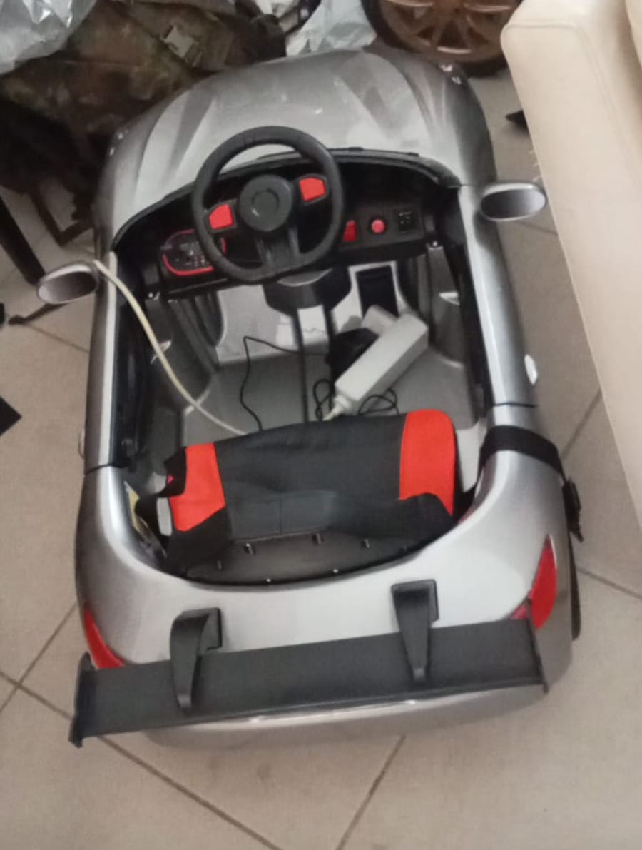 Customer photo review of Carro Elétrico para Criança BM Z4 Style Cinza Metalizado 12v c/ RODAS DE BORRACHA & ASSENTO EM PELE