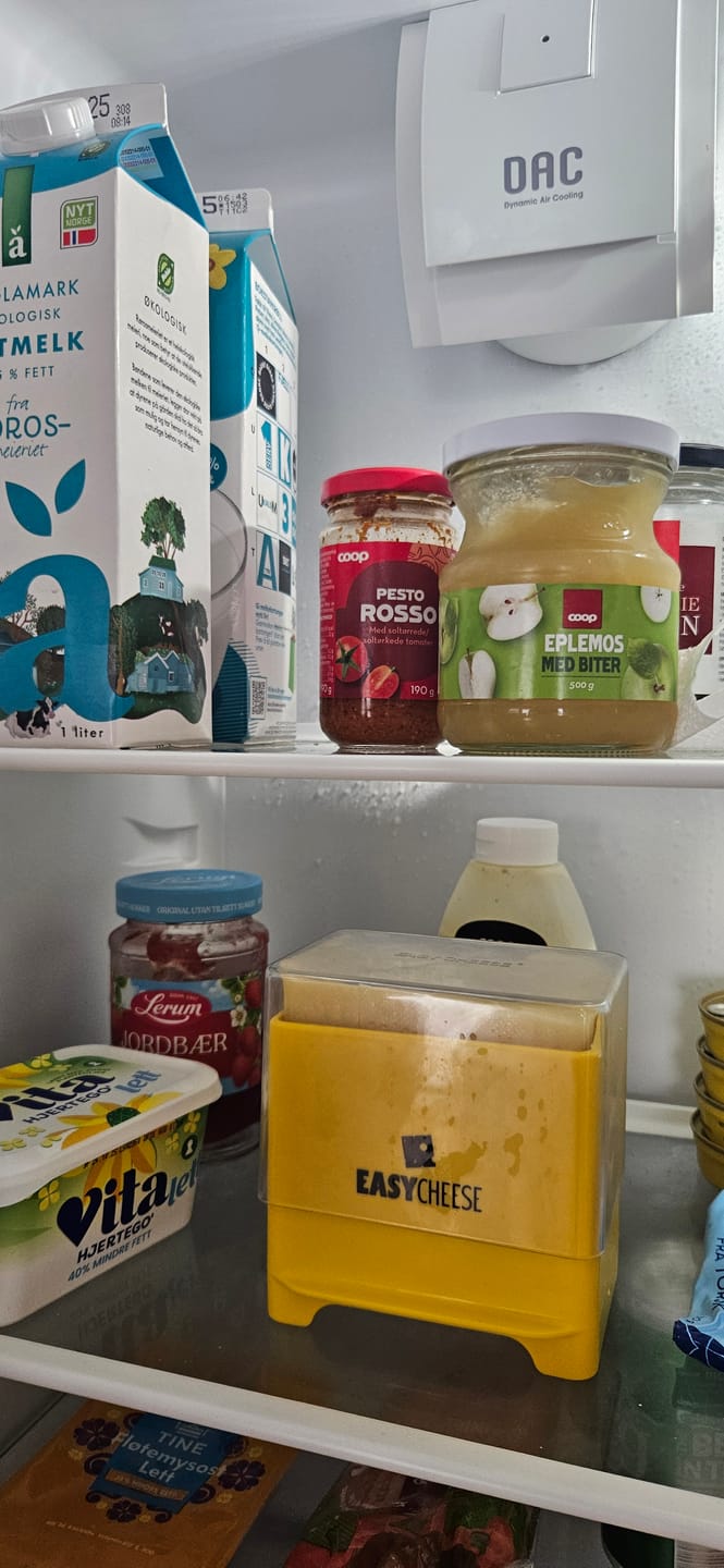 Customer photo review of EasyCheese® Osteklokke Original - Limited Edition Gul
