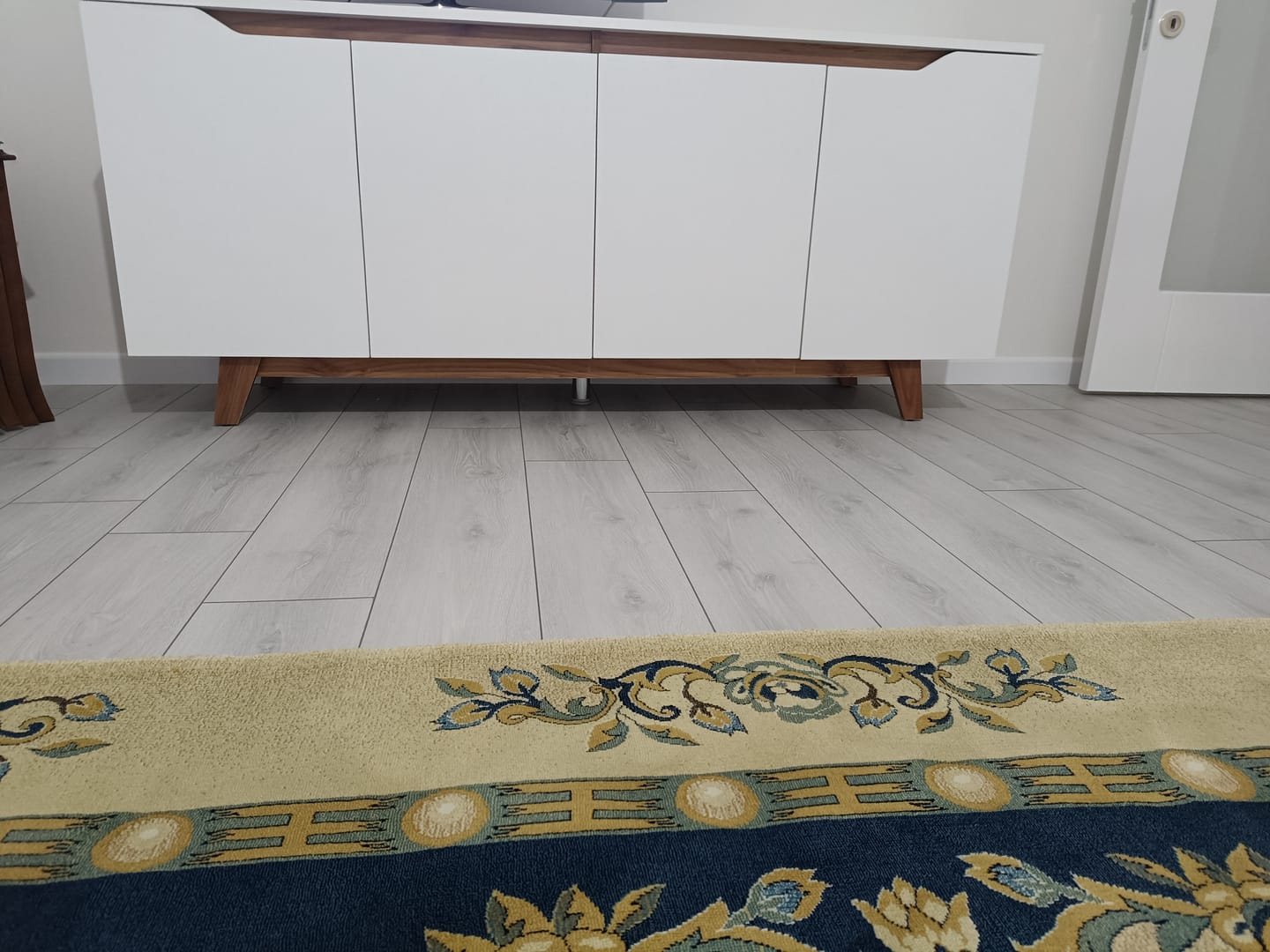 Customer photo review of Rani GD102 Modern Ayaklı Konsol Beyaz - Minyatür Ceviz