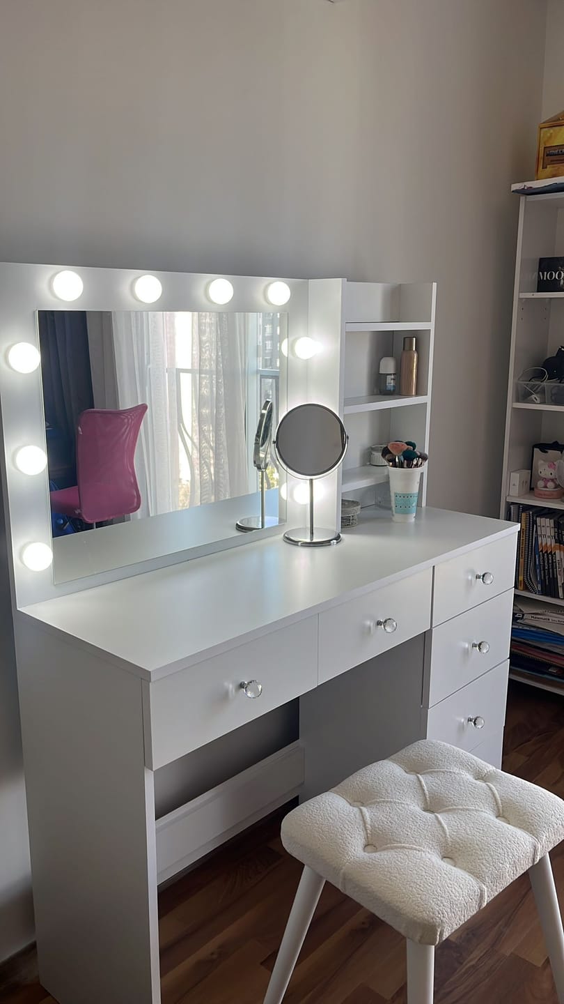 Customer photo review of Rani BJ162 Hollywood Işıklı Aynalı Kulis Makyaj Masası 6 Çekmeceli Takı Düzenleyici Puf Takım Beyaz