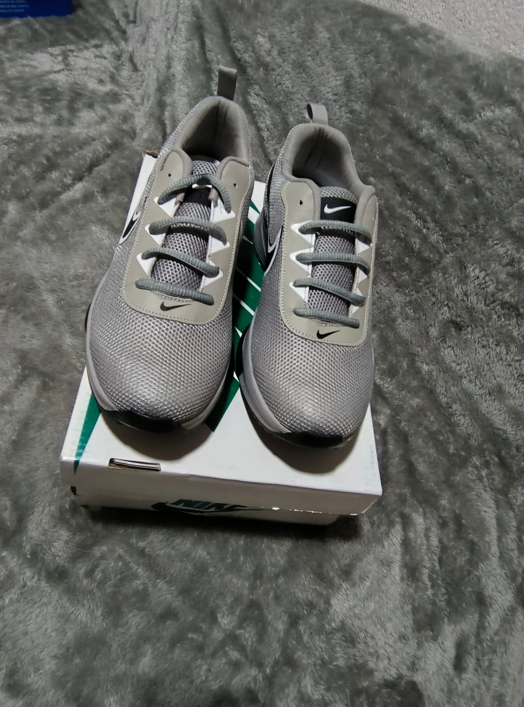 Customer photo review of Tenis 025 Plata Blanco Negro
