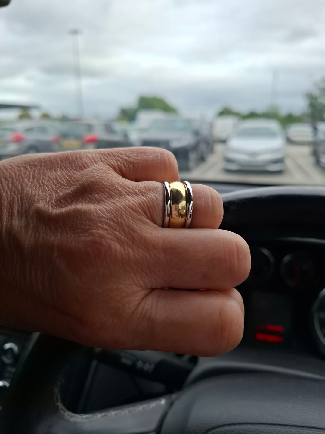 Customer photo review of White Gold 2mm Wonder Ring