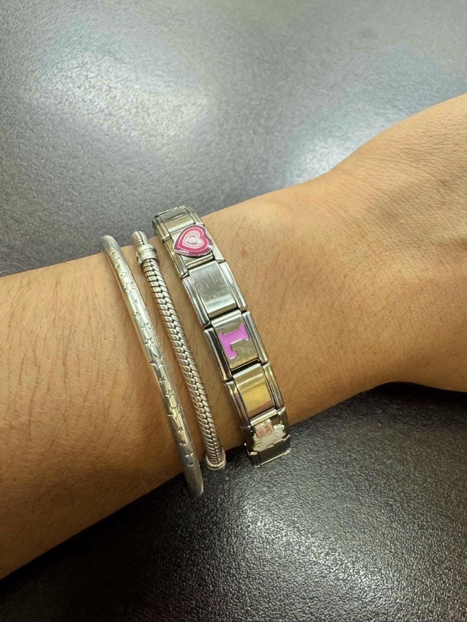 Customer photo review of Charm Inicial Rosa