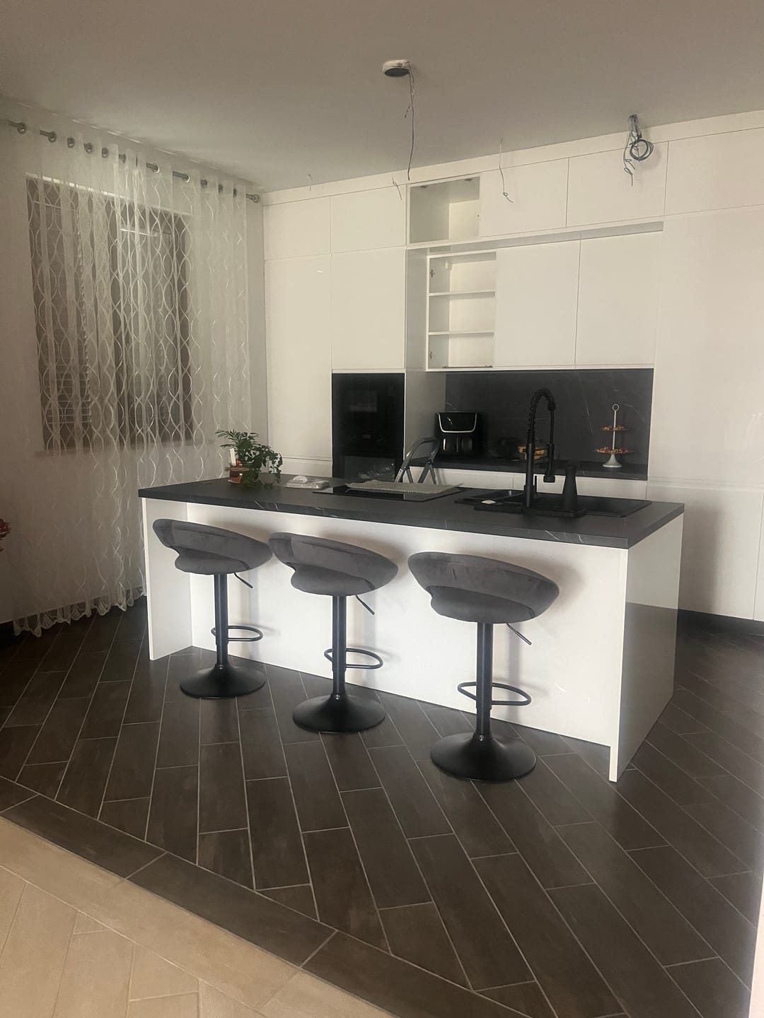 Customer photo review of Scaun bar H102, gri - Bluvel14/negru, stofa catifelata/otel, 53x48x78/100 cm