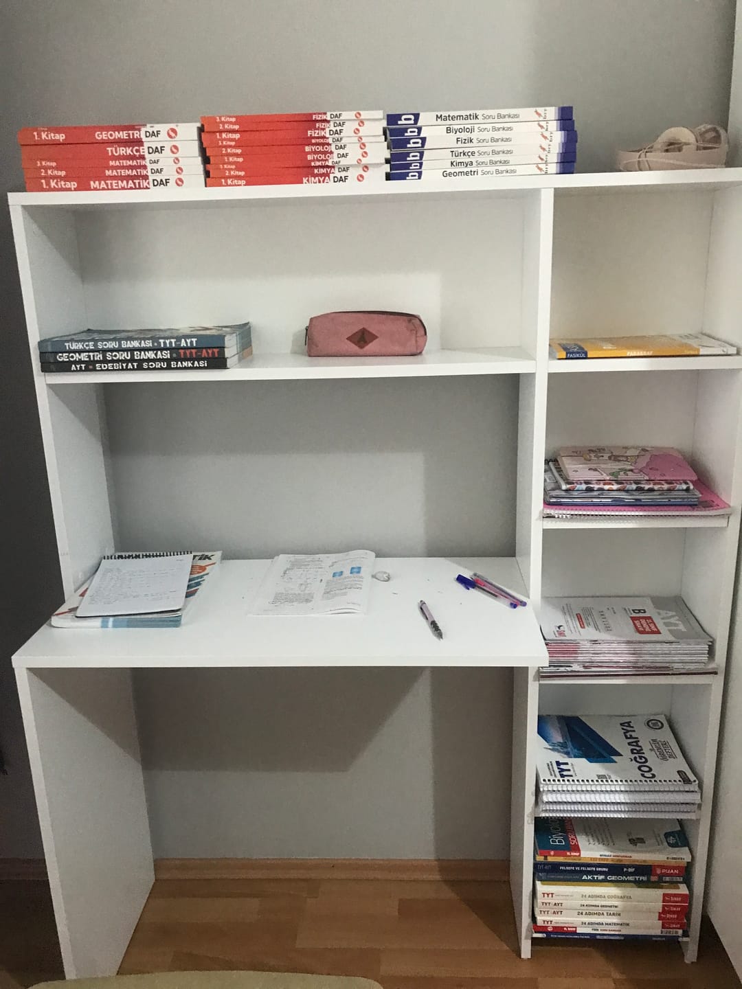 Customer photo review of Rani HA104 Kitaplıklı Raflı Bilgisayar Çalışma Masası Beyaz