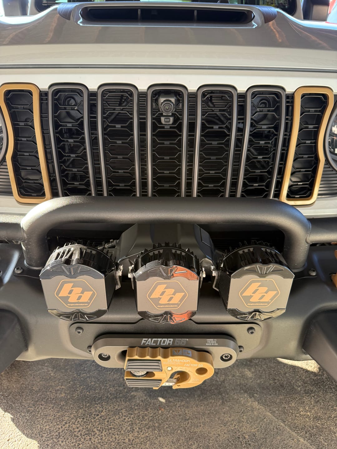 Customer photo review of Snap On Slot Cover for 2024 Grille Wrangler JL JT Grille