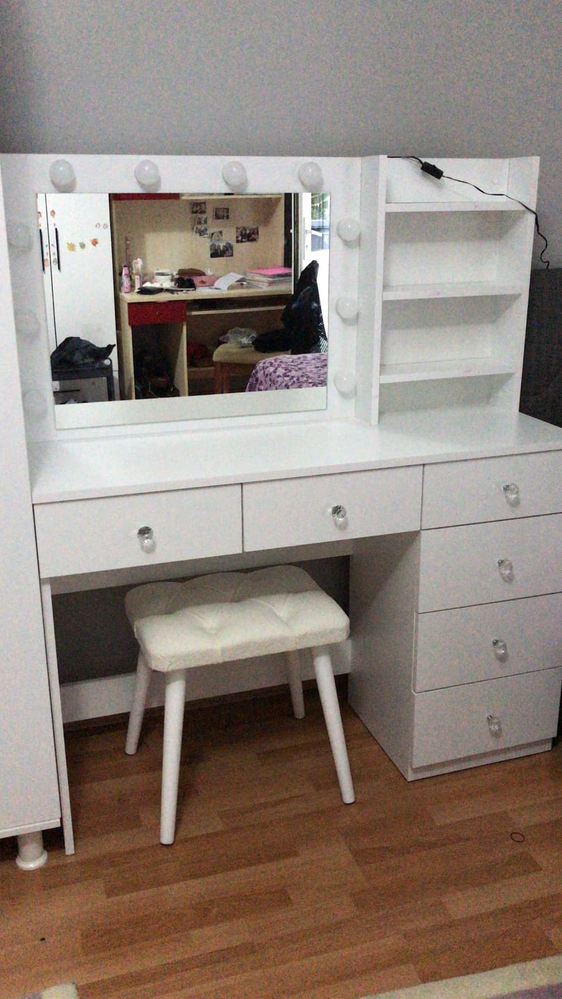 Customer photo review of Rani BJ162 Hollywood Işıklı Aynalı Kulis Makyaj Masası 6 Çekmeceli Takı Düzenleyici Puf Takım Beyaz