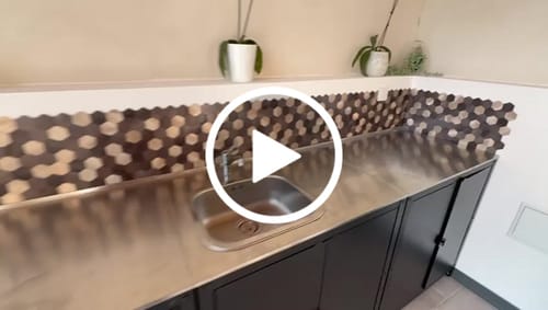 Customer video review of Crédence Autocollant - mosaique Noir Doré pour Cuisine
