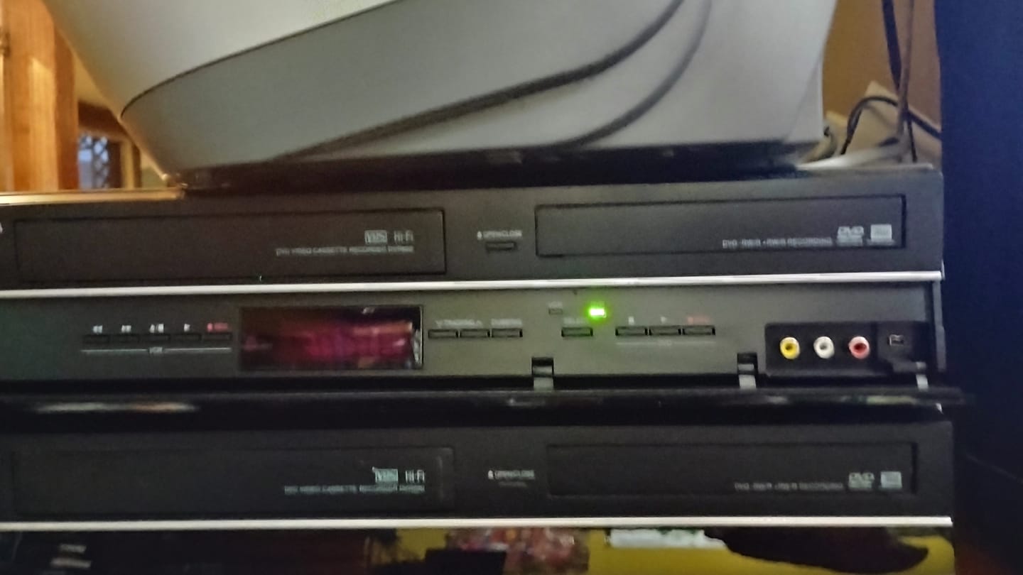 Customer photo review of DVR620KU Toshiba 1080p Upconversion Progressive Scan DVD/RW/VHS Combo Recorder with HDMI - Black (Refurbished)