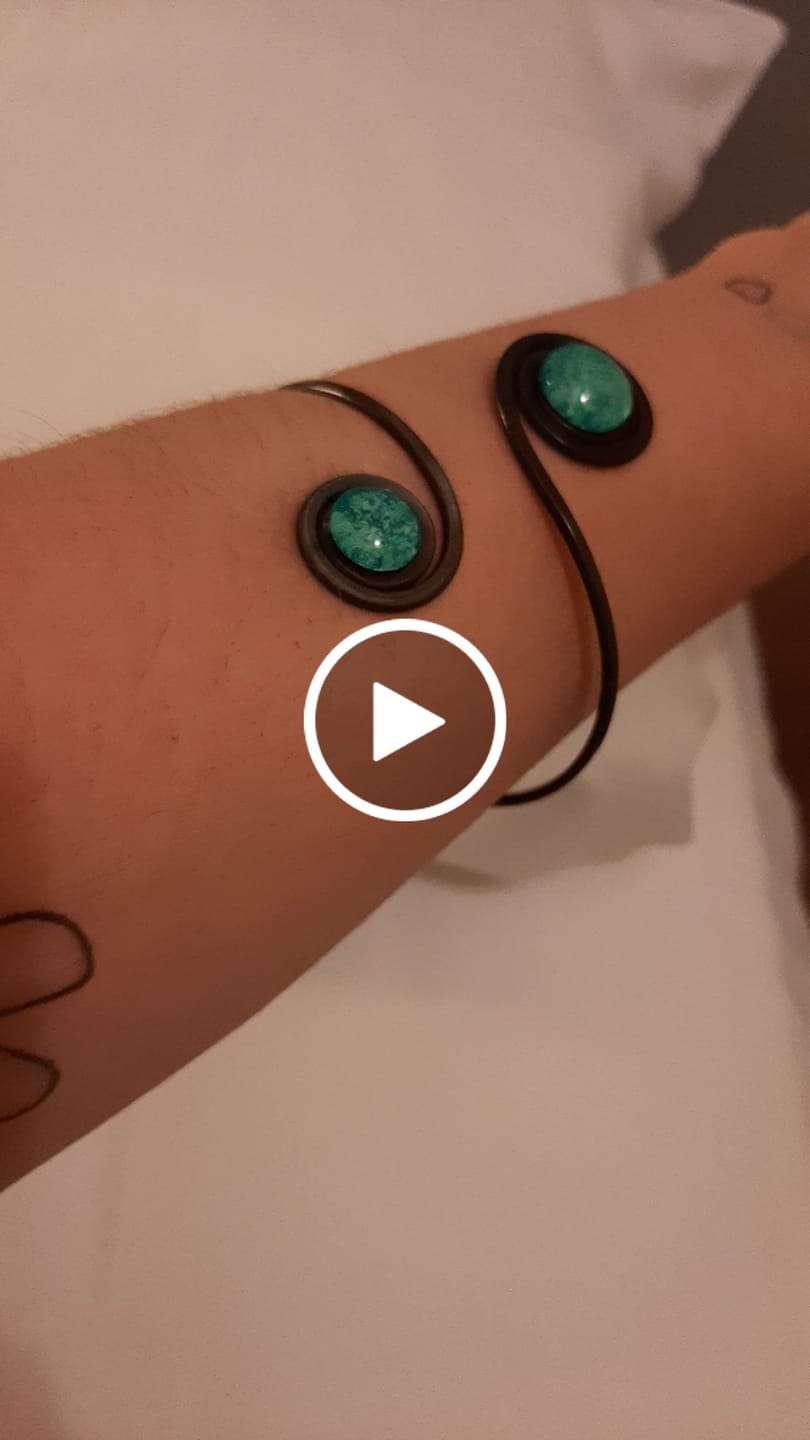Customer video review of Brazalete "Doble Sol Esmeralda" – Vidrio fundido y hierro forjado.