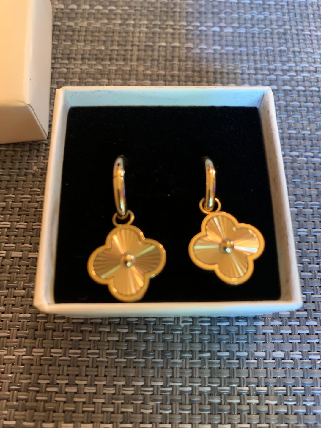 Customer photo review of Golden Lucky Leaf Huggie Ohrringe 14K Vergoldet