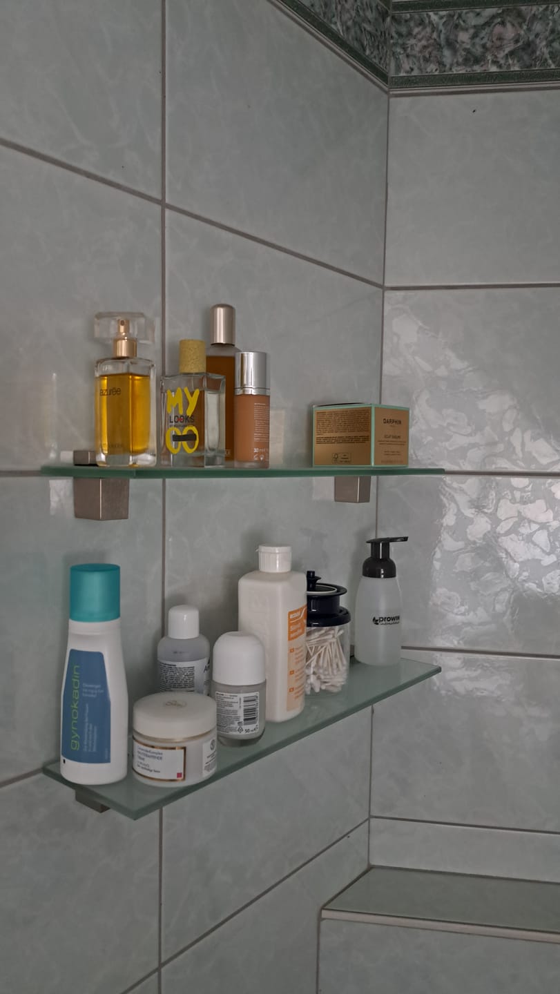 Customer photo review of Glasregal Badezimmer Glasablage, Badregal 8mm Hartglas, GIRA, Edelstahl, Satiniertes Glas