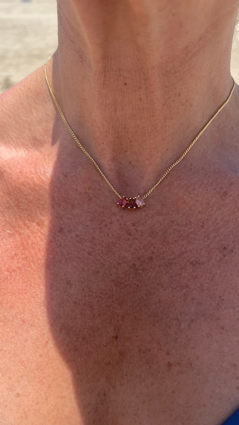 Customer photo review of Personaliza Tu Collar Dije Birthstone Gota