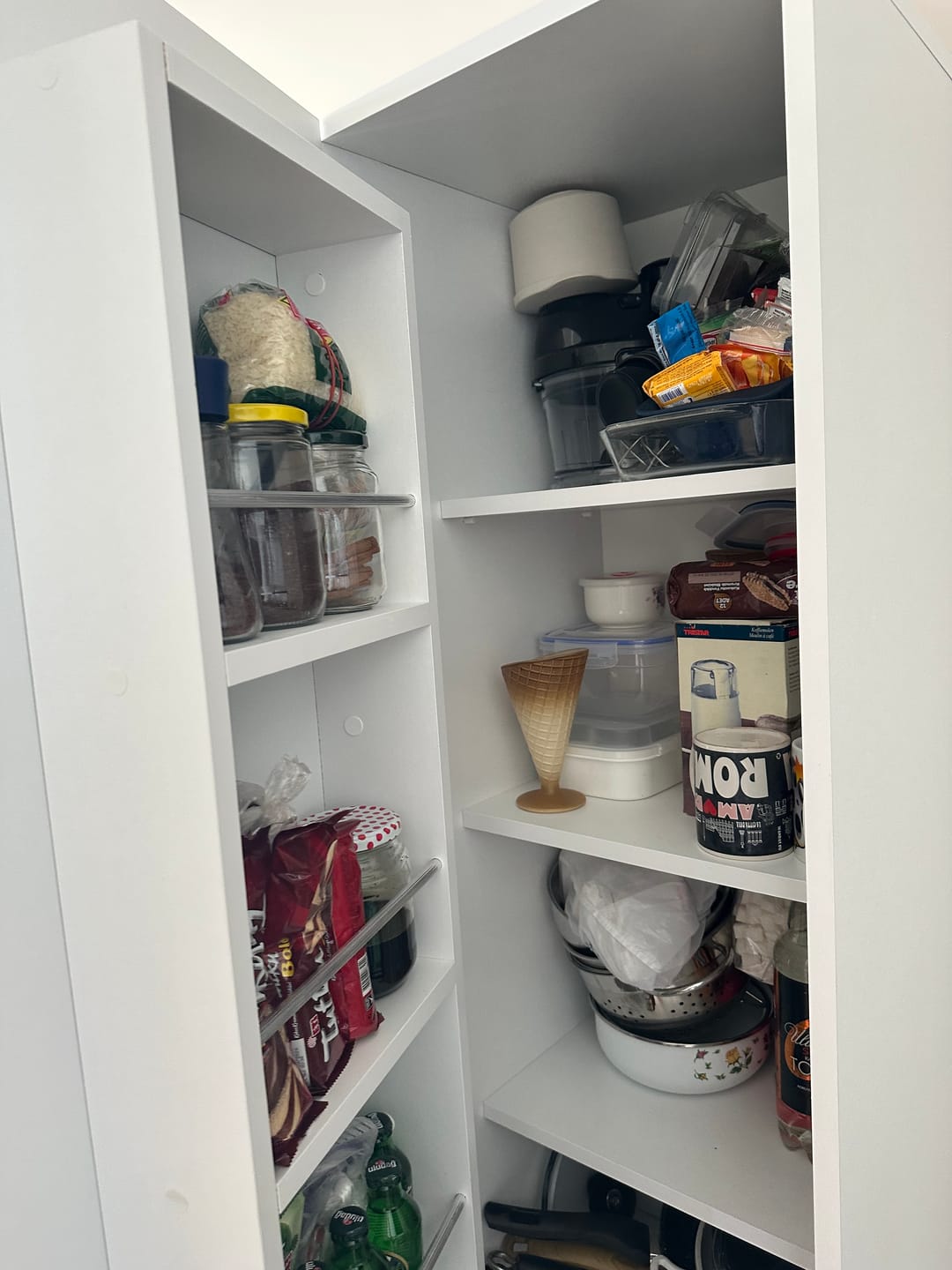 Customer photo review of Rani JE104 Çok Amaçlı Dolap Tekerlekli Tek Kapaklı Kiler Erzak Mutfak Dolabı Beyaz