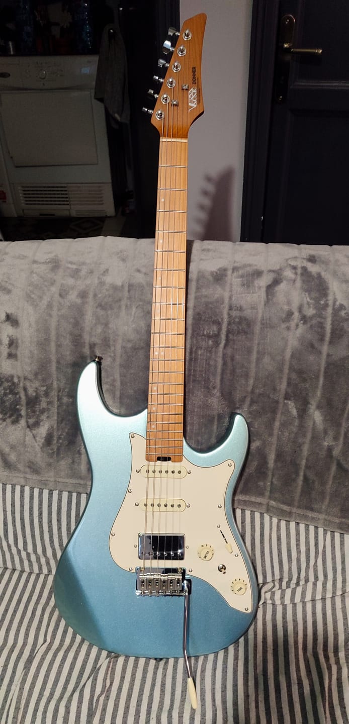 Customer photo review of Guitare électrique double coupure Donner DST-550 de 39 pouces avec Pickup HSS en corps en épinette solide