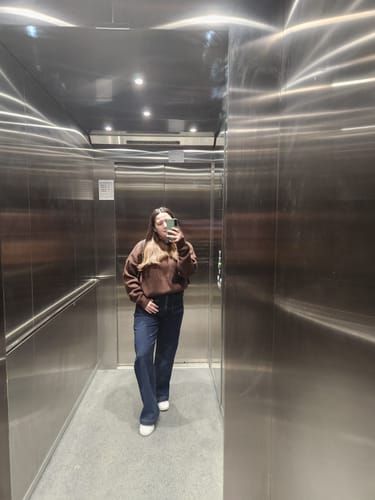 Customer photo review of SWEATER HAILEY CHOCOLATE