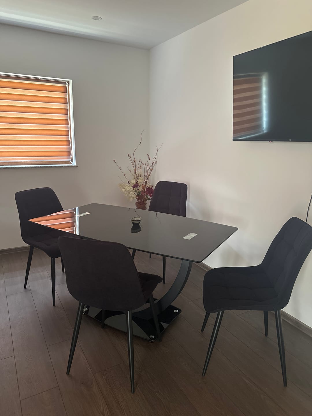 Customer photo review of Scaun CHIC, stofa catifelata negru - Matt 99, 50x58x88 cm