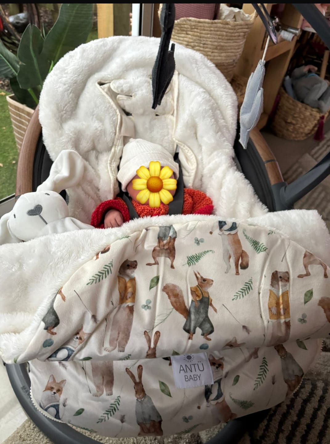 Customer photo review of Saco de Coche Liebre Antu Baby