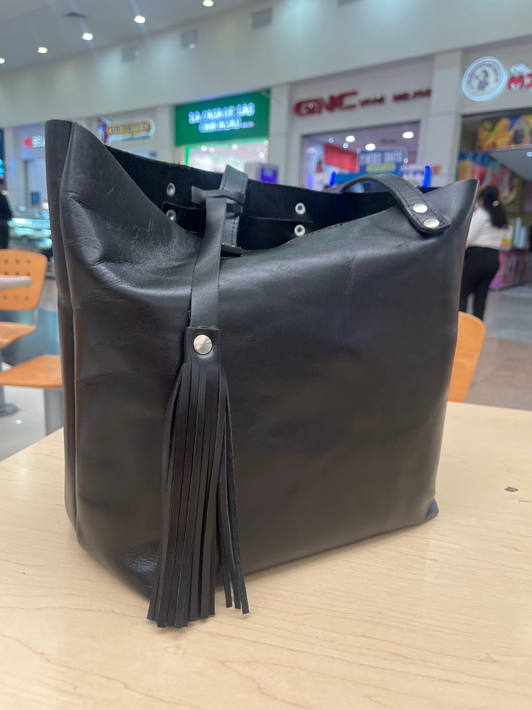 Customer photo review of Bolsa Dama Tote 100% Piel Mod. Praga Con Cosmetiquera (Pull up Negro)