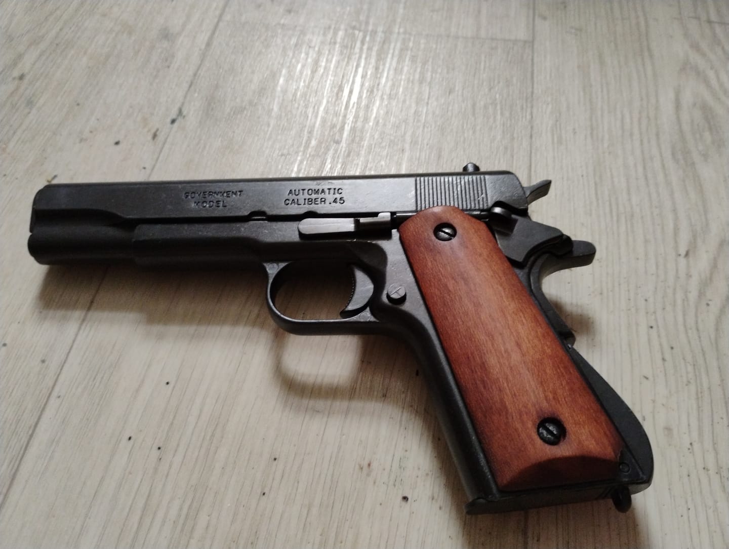 Customer photo review of M1911A1 Colt "Government" Us Service Pistol (Black/Wood))