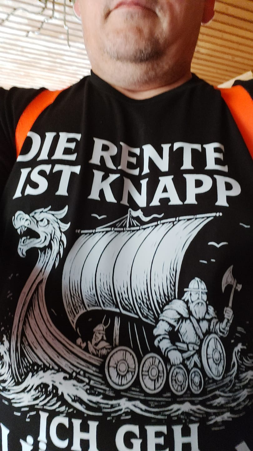 Customer photo review of Die Rente ist knapp   - Herren Shirt