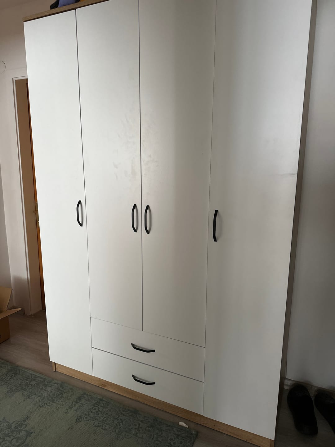 Customer photo review of Rani BA112 Geniş Gardırop Elbise Dolabı 4 Kapaklı 2 Çekmeceli 13 Raflı 1 Askılı Sepet Ceviz - Beyaz