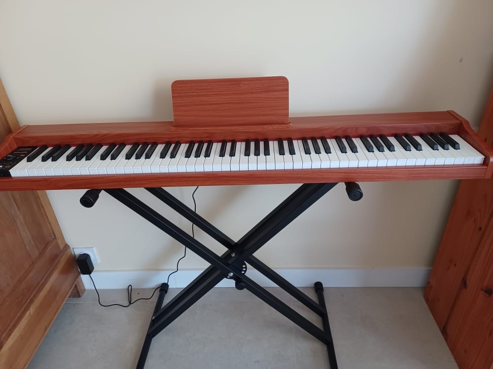Customer photo review of Donner DEP-1S piano numérique clavier d'e-piano semi-lesté de style bois