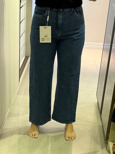 Victoria C. review of Calça Jeans Reta Araçá Azul Médio image 1 out of 2