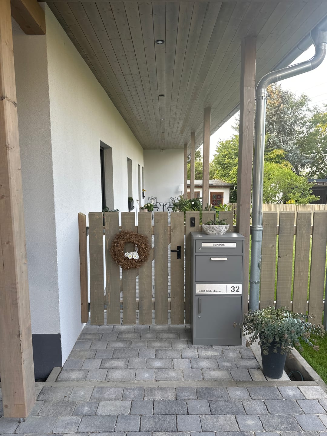 Customer photo review of Paketbox PB1 mit Briefkasten | graualuminium - RAL9007 | personalisiert mit Edelstahl-Schild
