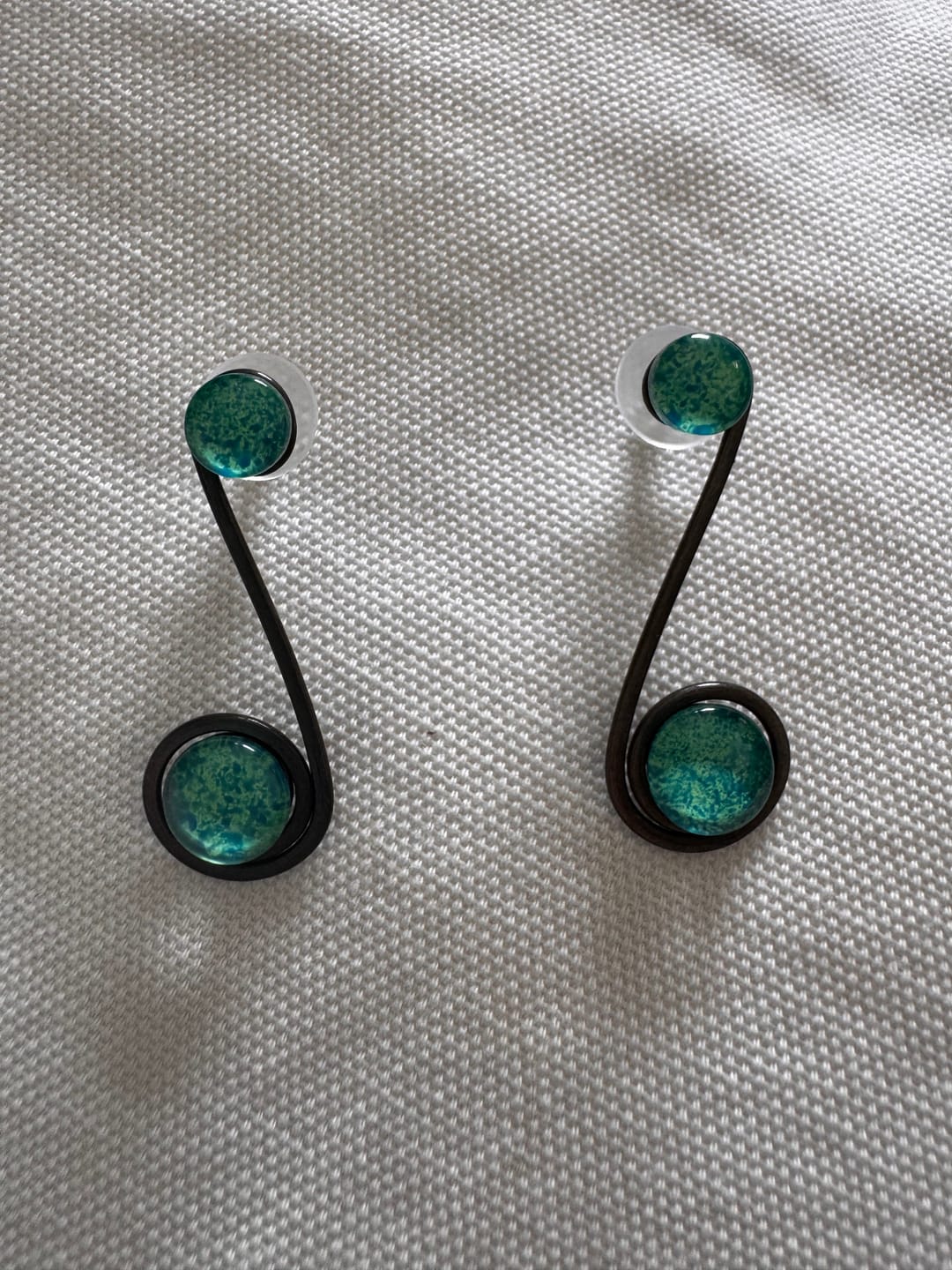 Customer photo review of Pendientes "Doble Sol Esmeralda" – Vidrio fundido y hierro forjado.