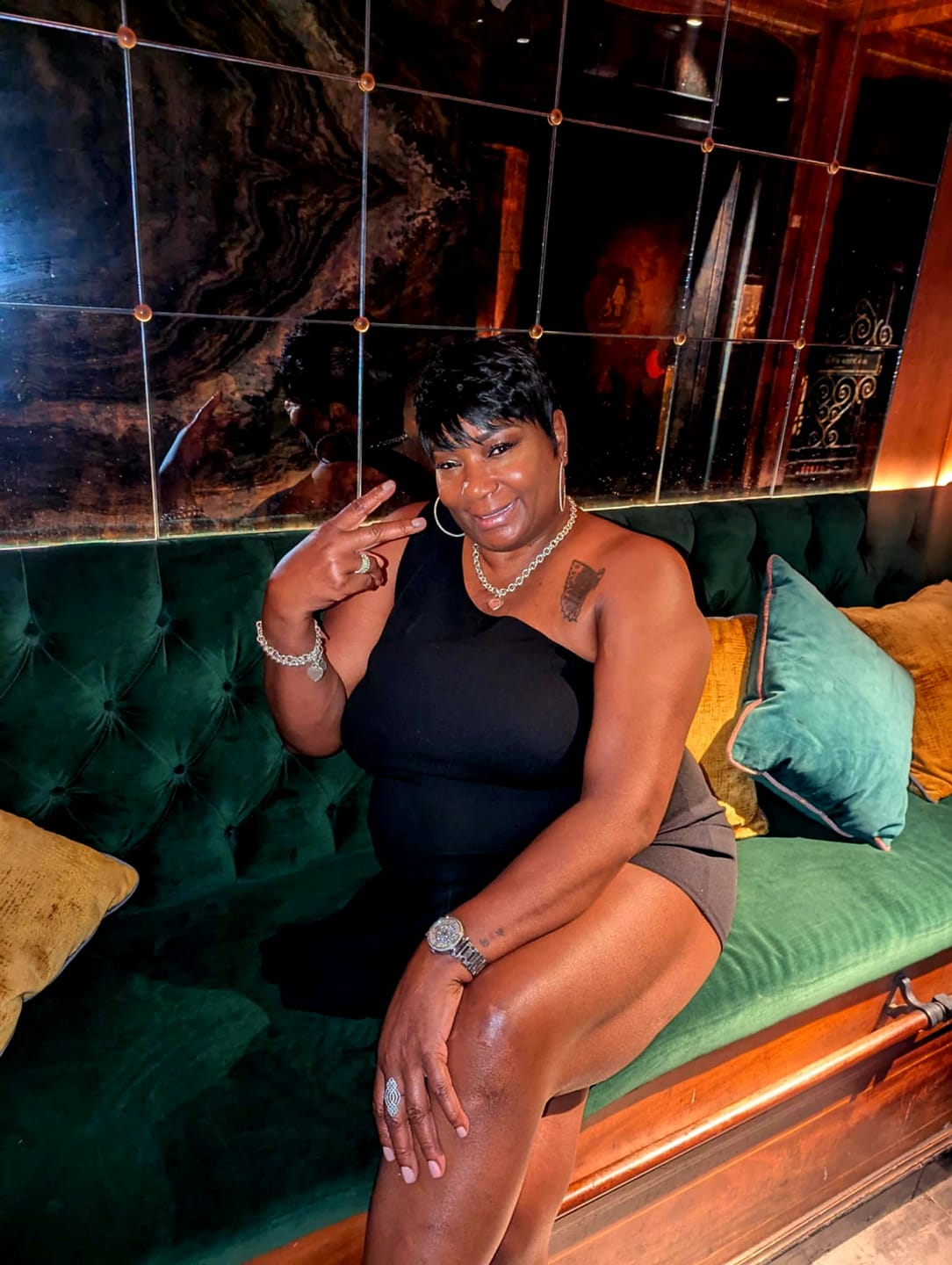 Customer photo review of Outre Wigpop Full Wig - NOLA