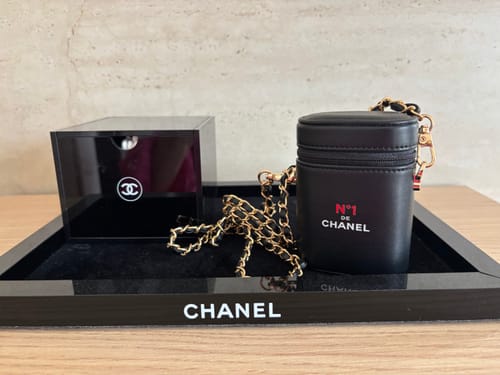 Customer photo review of CHANEL BEAUTÈ Makeup- cosmetic bag, iPods Holder Black Leather Vip Gifts