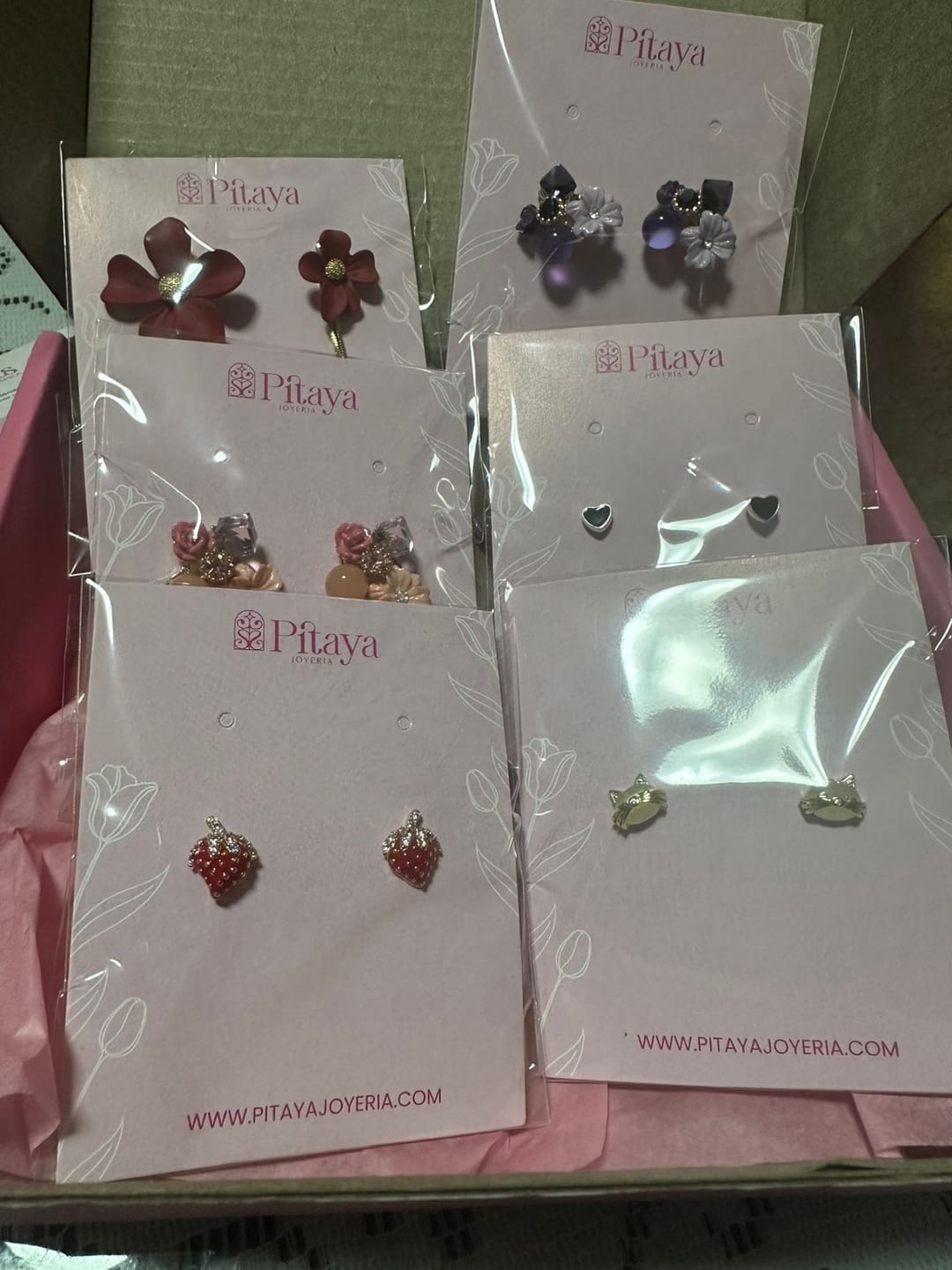 Customer photo review of Aretes Asimetricos Flor Carmesí