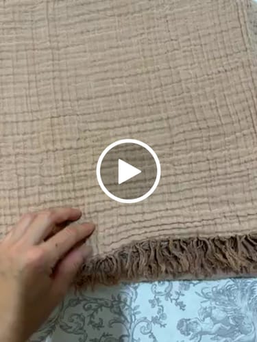 Customer video review of Cocoon 4 Katlı Muslin Yatak Örtüsü Açık Tarçın