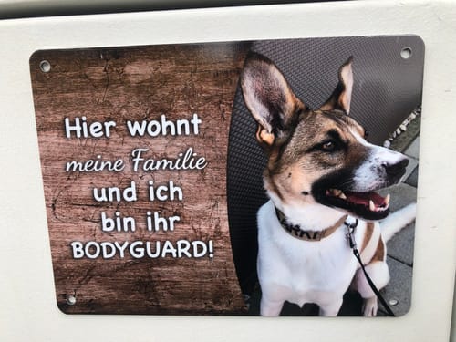 Customer photo review of Hunde-Türschild personalisiert mit Foto & Text (UV- und wetterfest)