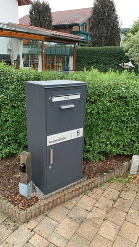 Customer photo review of Paketbox PB1 mit Briefkasten | eisenglimmer - DB703 | personalisiert mit Edelstahl-Schild