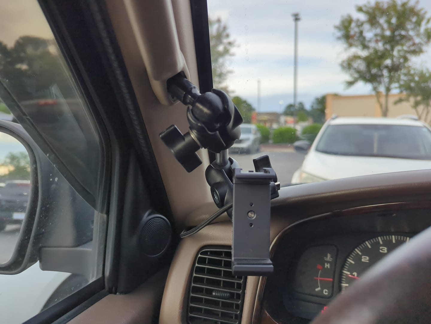 Customer photo review of Universal A-pillar Ball Mount