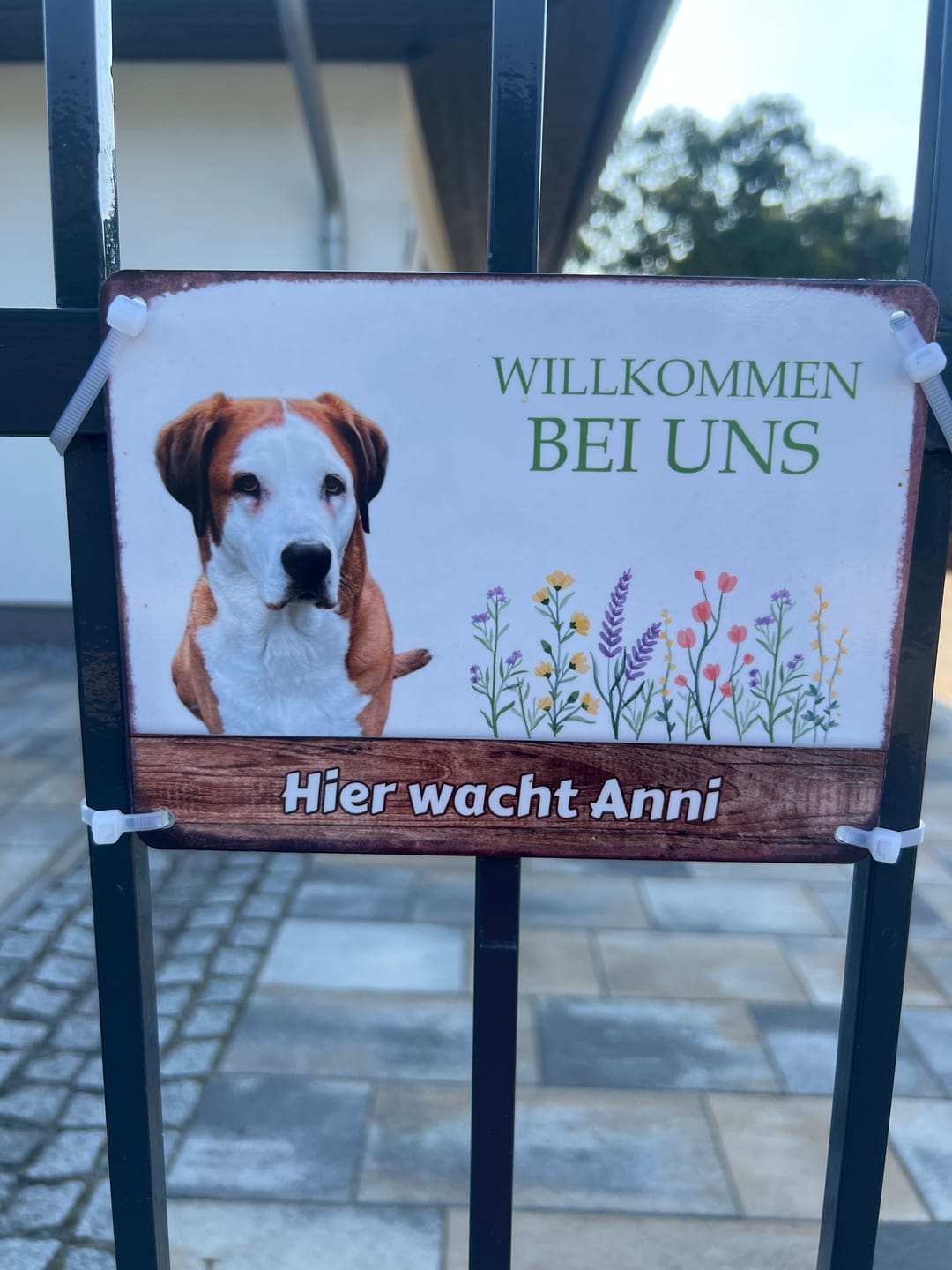 Customer photo review of Hunde Garten-Schild personalisiert mit Foto & Text (UV- und wetterfest)