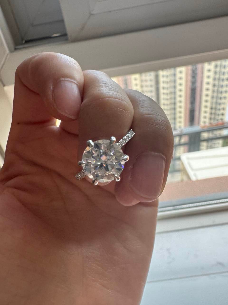 Customer photo review of Rodiffy Moissanite 2.0 Ct ～4.0 Ct Round Cut 6 Prong Promise Rings For Women