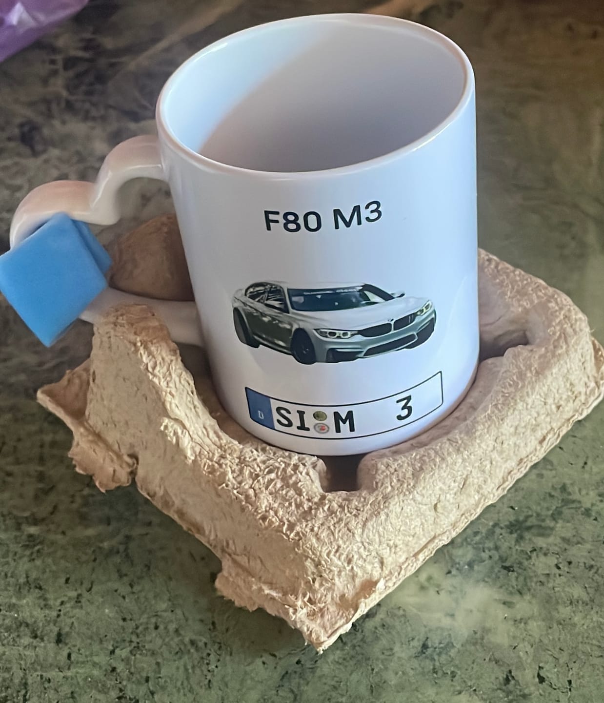 Customer photo review of Auto Kennzeichen KFZ mit Fahrzeugbild Geschenk für Autoliebhaber 2 - Personalisierte Tasse