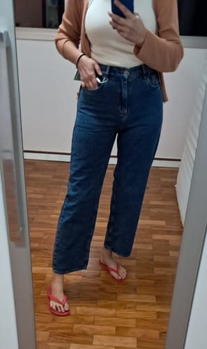 Renata C. review of Calça Jeans Reta Araçá Azul Médio image 1 out of 1